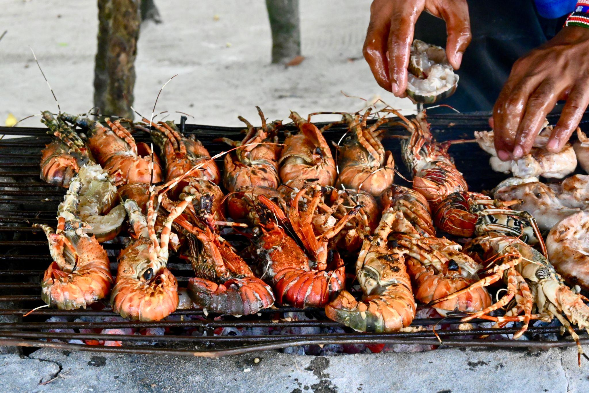 What is included in the Sudi Island seafood lunch excursion
